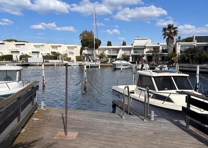 Jolie Marina Avec Et Acces Ponton